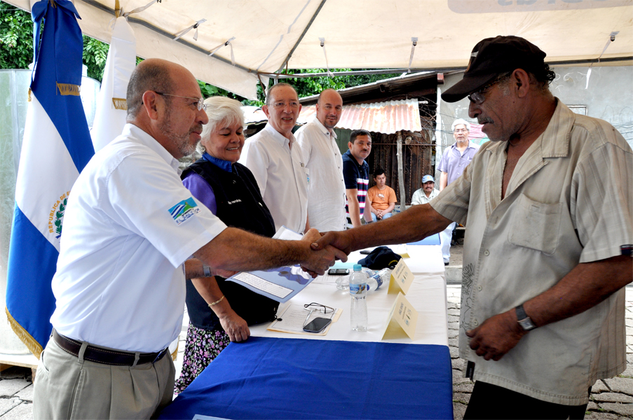 Director Ejecutivo del ILP, Ing. David Henríquez, entrega escritura de propiedad. Junto a él se encuentran (de izquierda a derecha): la Gerente General de la Alcaldía Municipal de Apopa, Viceministro de Vivienda y Desarrollo Urbano, Arq. Roberto Góchez; el Coordinador del Programa Conjunto, Josué Gastenboldo y el Presidente de la Asociación de Desarrollo Comunal “Campo de Oro”, Don Luis Ortiz.