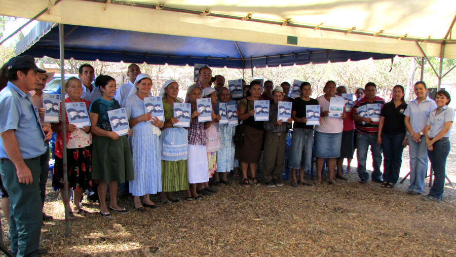 Familias residentes de la Comunidad “El coyolito”, de municipio de Tejutla celebran la entrega de sus escrituras de propiedad.