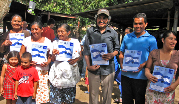 Familias de los municipios de Caluco y San Salvador recibieron sus escrituras de propiedad.