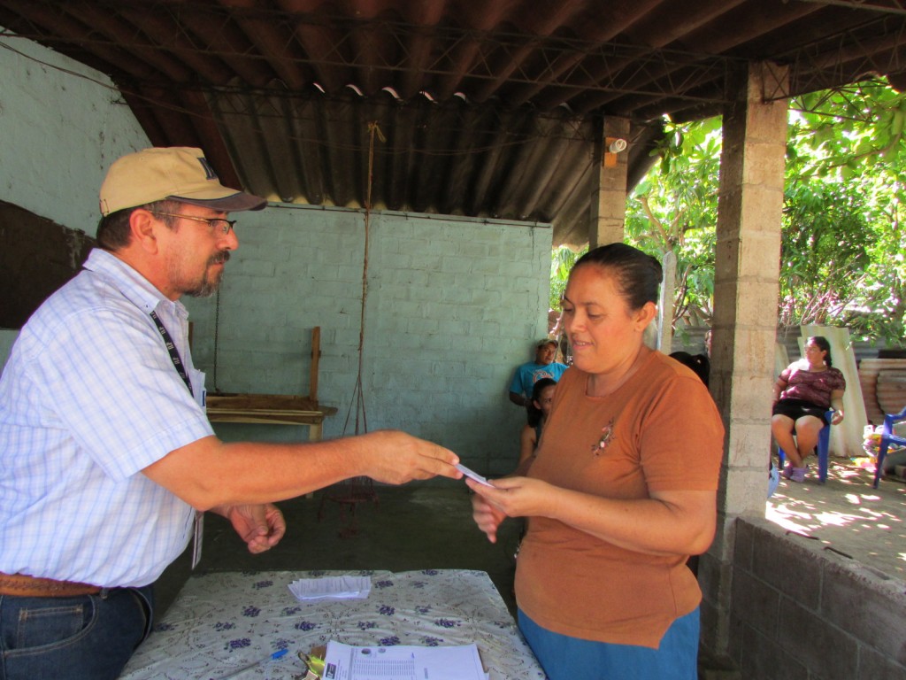 Técnico del ILP realizó la entrega de convocatoria a las 26 familias de San Jerónimo que a partir del 9 de julio vivirán con plena seguridad jurídica.