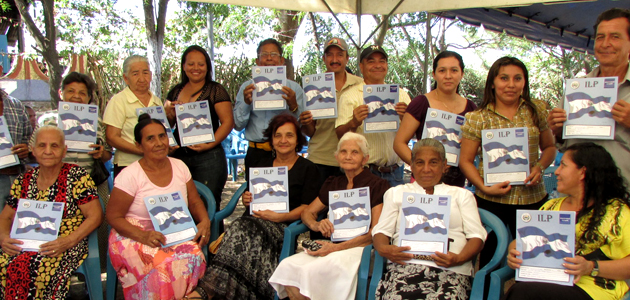 36 familias recibieron con emoción la escritura de su propiedad.