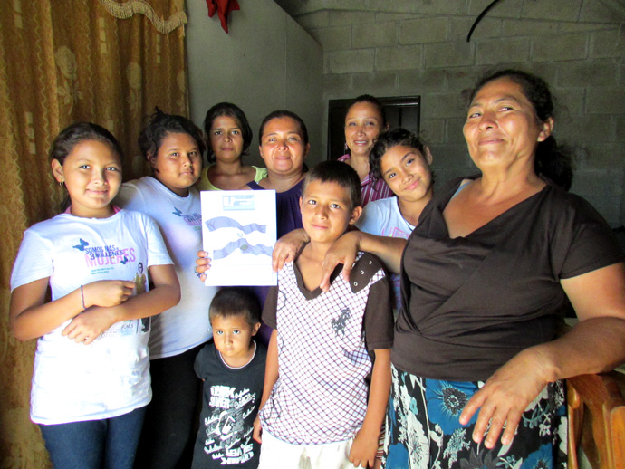 Familia Alas Ayala y  Martínez Valencia fueron dos de las 40 beneficiadas con la entrega de títulos de propiedad y la construcción de viviendas.