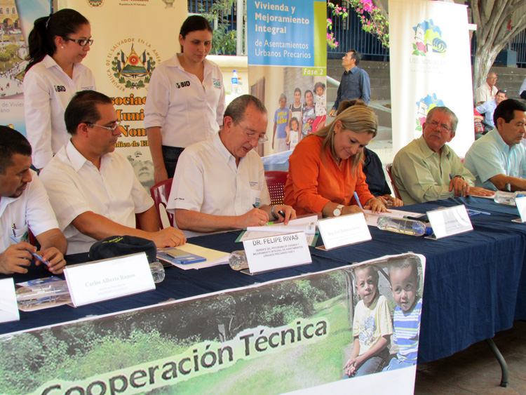 El Viceministro de Vivienda y Desarrollo Urbano y Director Presidente del Consejo Directivo del Instituto de Legalización de la Propiedad, Roberto Góchez, firma el primer Convenio de asistencia técnica para la regularización de lotificaciones entre el VMVDU y la ALN.