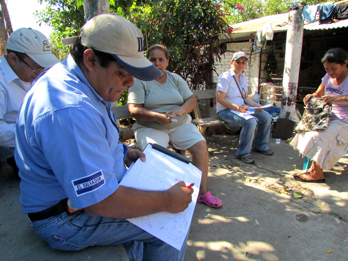 Equipo del ILP llevó a cabo una reunión con los habitantes del Proyecto Cuesta El Toro en La Libertad para recopilar información técnica, jurídica y social sobre la comunidad e informarles sobre el proceso de legalización.