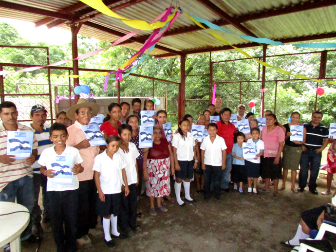 Las 17 familias de la Comunidad “El Corozo” celebraron con mucha alegría la entrega de sus títulos de propiedad.