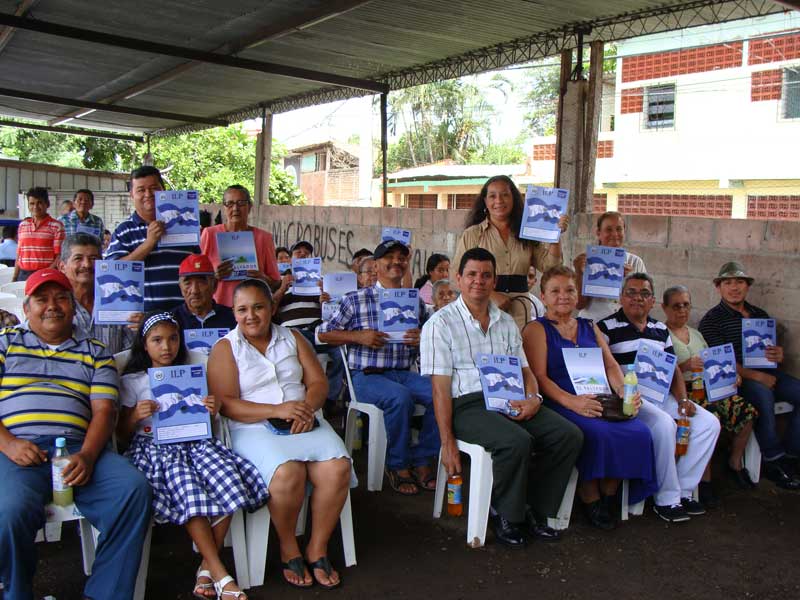 Familias de la Comunidad “Vista del Mar” celebran el haber recibido sus escrituras de propiedad.