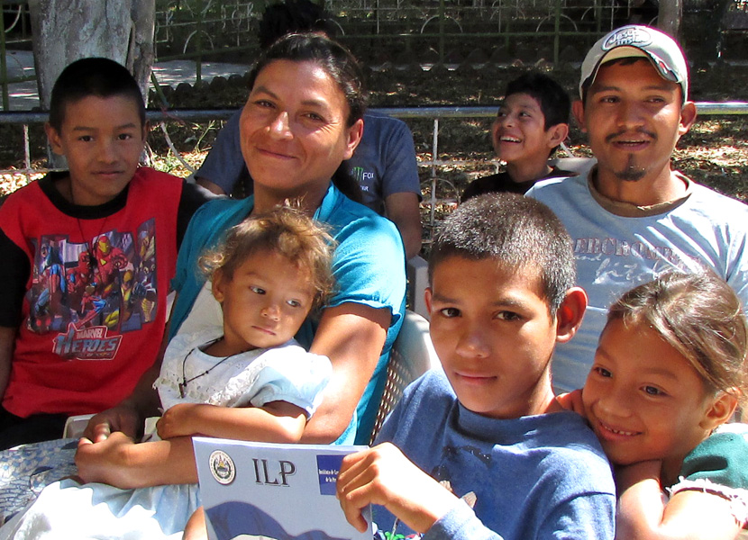 La Familia Meléndez cumple su sueño de convertirse en propietaria de su inmueble, al igual que 41 familias más de la Comunidad “Corazón de Jesús”, en el municipio de El Rosario, departamento de Cuscatlán.