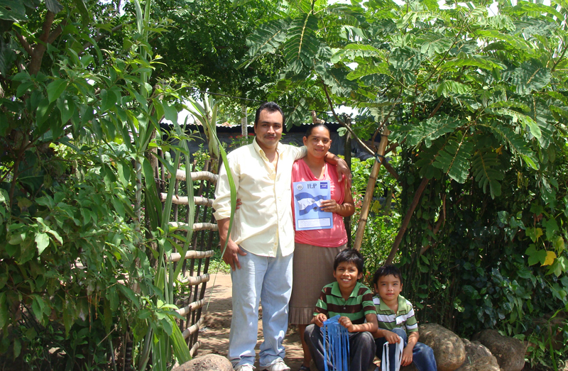 La familia Coreas, residente de la Comunidad Roberto Arguello, recibió su escritura de propiedad que garantiza la seguridad jurídica de la tierra que habitan junto a sus dos hijos.