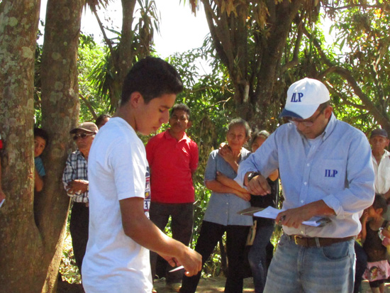 La entrega de escrituras de ambas comunidades se desarrollará el próximo 22 de enero en la casa comunal del municipio de Salcoatitán, departamento de Sonsonate.