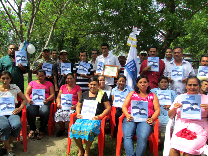 Familias de la Comunidad “Colonia La Isleta” comparten su alegría y agradecimiento por haber cumplido su sueño, en el acto de entrega de sus escrituras, con funcionarios e invitados especiales.