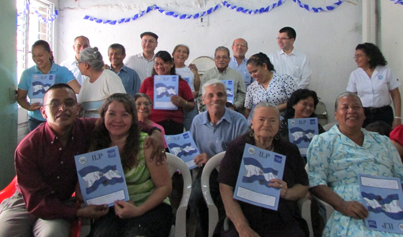 Familias de la Comunidad “Las Américas” celebran la obtención de sus escrituras de propiedad.