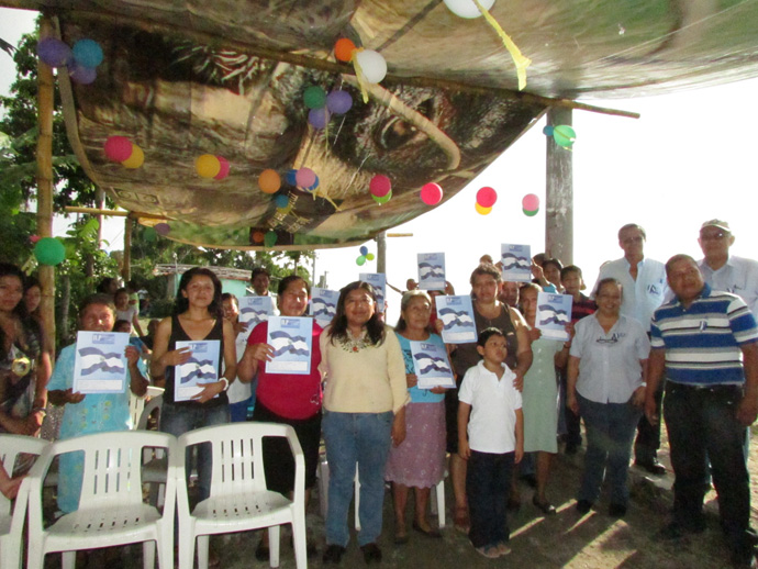 San Francisco Chinameca. Familias de la Comunidad “Loma del palo bonito” festejan la entrega de sus escrituras de propiedad que los acredita como legítimos propietarios.