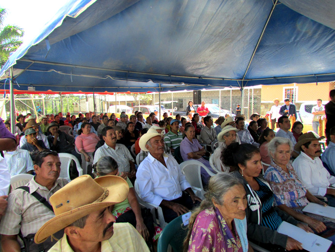 Beneficiarios del Sector R01 y R02 del municipio de San Fernando, en el departamento de Morazán recibieron el 29 de noviembre sus escrituras.