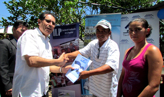 Viceministro de Vivienda, Lic. Tomás Chévez, entrega la escritura que acredita legítima propiedad del inmueble que habita la familia Díaz Álvarez.