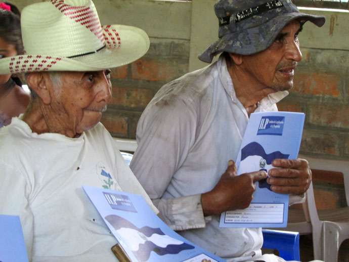 “Gracias a Dios me siento contento, feliz porque tengo 30 años de vivir aquí y a veces nos decían la gente que nos iban a sacar, pero ahora ya es de nosotros, nadie nos va a sacar y esta escritura es la que les va a quedar a mis hijos”, mencionó Jorge Antonio Flores de la Comunidad San Antonio Caminos I y II.