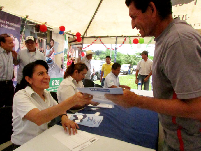 Equipo técnico del ILP hizo entrega de las escrituras a cada una de las familias residentes de la Comunidad “Ita Maura”.