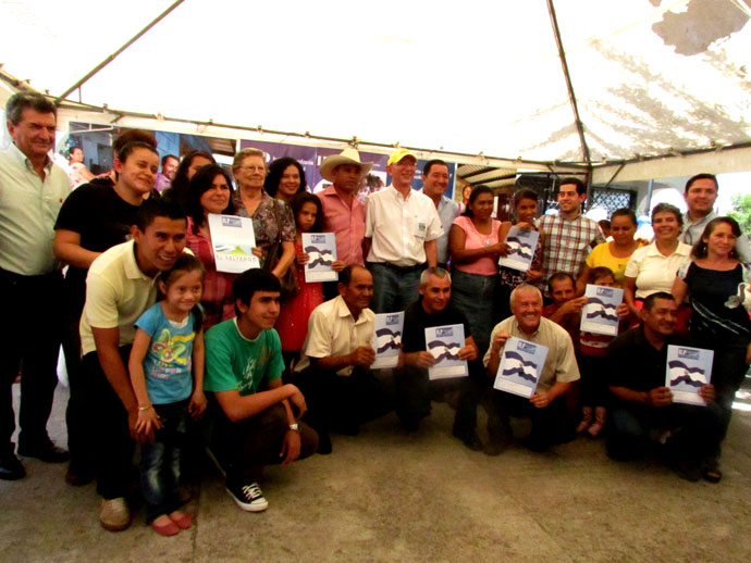 Familias de la Comunidad “Dimas Rodriguez” celebran, acompañadas de funcionarios, la tenencia legítima del inmueble que habitan.