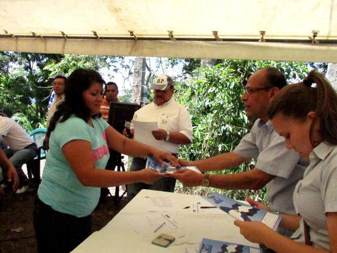 Equipo técnico del ILP entrega 36 escrituras de propiedad a las familias de la Comunidad 'El Jocote”. El proceso de escrituración implicó la inversión de $16,200.00