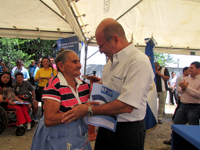 El Director Ejecutivo del ILP, Ing. David Henríquez entregó título de propiedad a una de las 168 familias beneficiadas de la Comunidad “Regalo de Dios”.