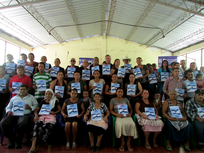 51 Familias de la Comunidad 'El Chorizo' celebran la obtención de sus escrituras de propiedad.