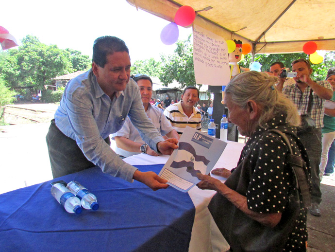 El Alcalde Municipal, Profesor David Barahora entrega a Doña María Martina Vásquez su escritura de propiedad después de vivir 35 años sin seguridad jurídica, ahora es propiedad de la tierra en la que habita.