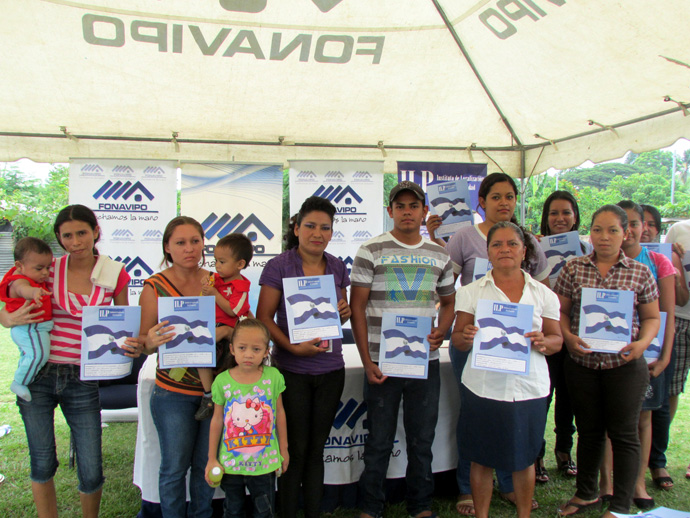 Familias de la Comunidad “Nueva Esperanza” celebran la obtención de sus escrituras de propiedad.