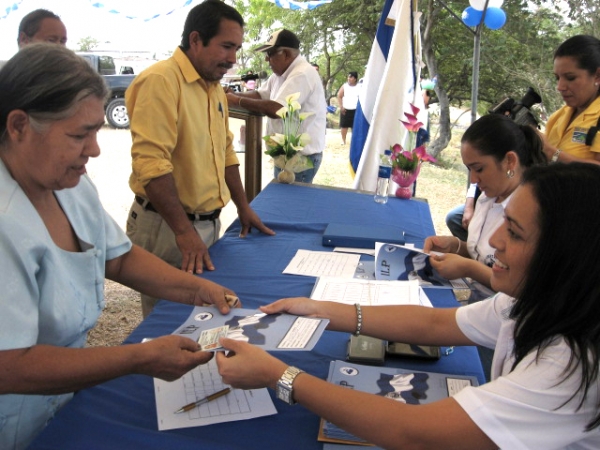 Equipo jurídico realiza la entrega de escrituras de propiedad a las familias de la Comunidad Santa María II.