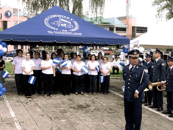 Redondel Masferrer. San Salvador. Personal del ILP participó en la celebración y canto del Himno Nacional de El Salvador por la Conmemoración  del  190º aniversario de la Independencia Centroamericana