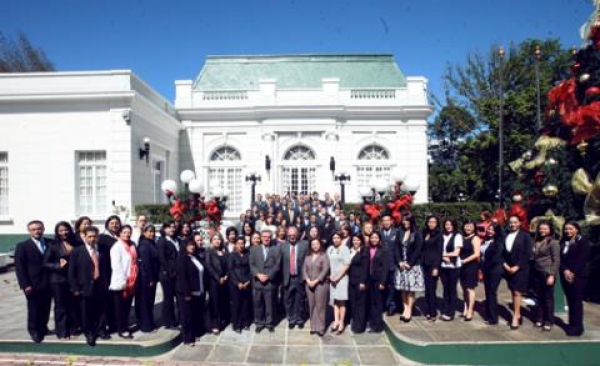 El Secretario de Asuntos Estratégicos, Hato Hasbún y el Subsecretario de Transparencia y Anticorrupción, Marcos Rodríguez junto a los 73 Oficiales de Información del Órgano Ejecutivo en la fachada principal de Casa Presidencial.