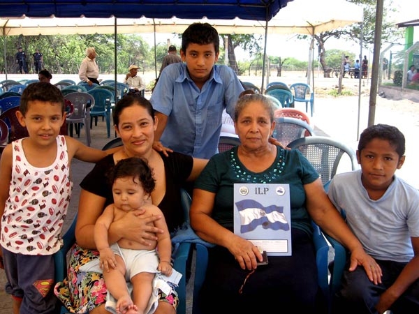 La familia Bermúdez Pineda fue una de las cien beneficiarias que recibieron su escritura de propiedad en el Proyecto Isla de Méndez, en Jiquilisco. 