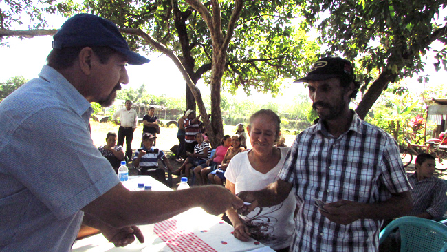 Técnico del ILP entrega invitación al acto de entrega de escrituras.