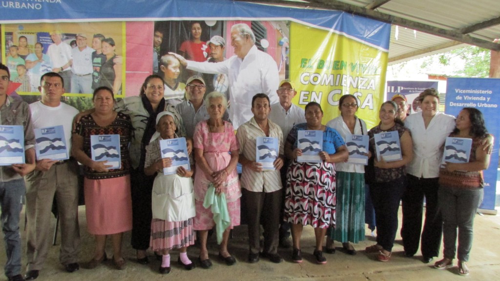 Servidores públicos festejan junto a las familias de la comunidad “Dr. Guillermo Ungo”, la obtención de títulos de propiedad.