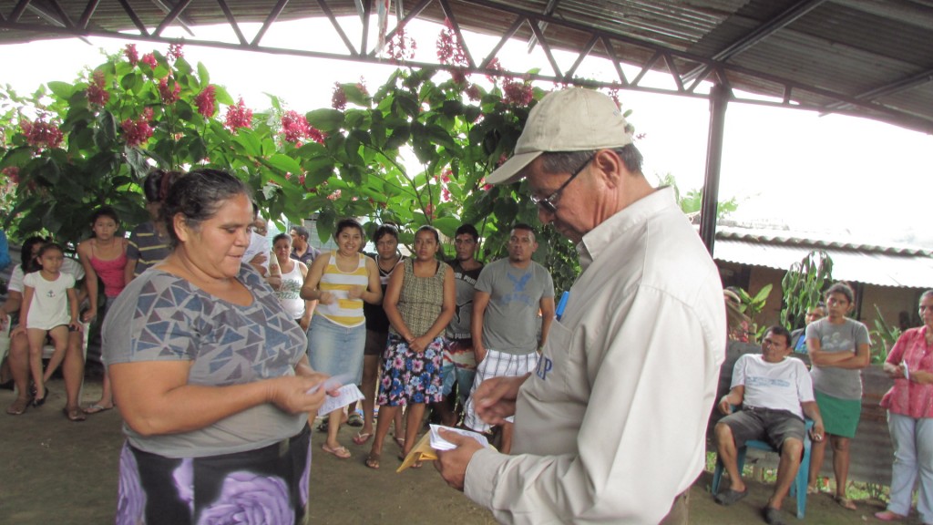 Técnico del ILP entrega invitación al acto de entrega de escrituras a familias de las comunidad El Sartén, en el municipio de Apopa.