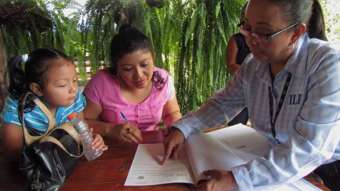 Entrega de 29 títulos de propiedad a favor de las familias de la lotificación El Calvario, ubicada en el municipio de San Cristóbal, Cuscatlán.