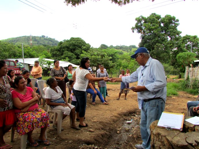 Técnico del ILP entrega invitación al acto de entrega de escrituras.