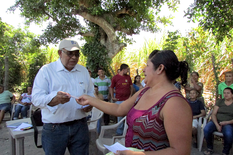 Técnico del ILP entrega invitación al acto de entrega de escrituras.