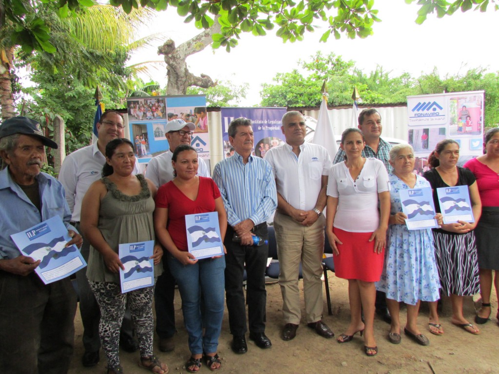 27 familias de la comunidad San Jerónimo, en el municipio de Guazapa recibieron su título de propiedad con ello, las familias habitan sus inmuebles con seguridad jurídica.