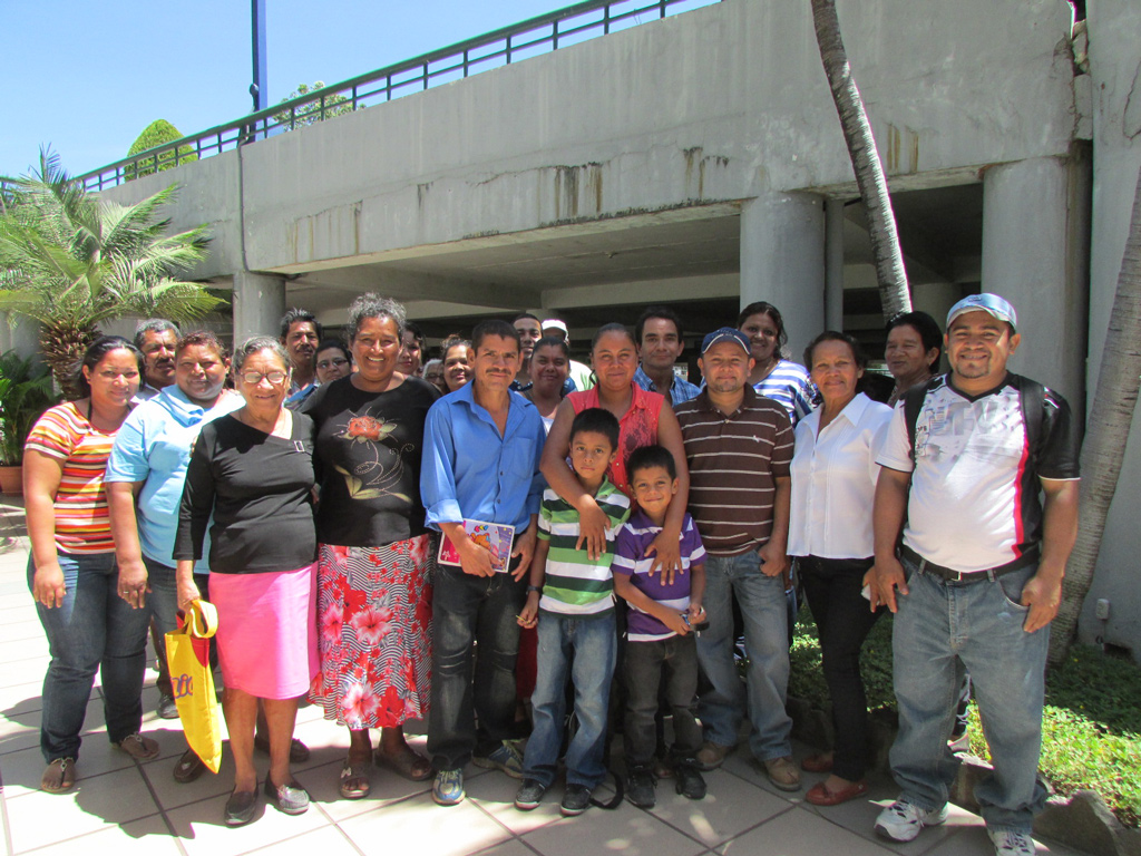 29 familias de la comunidad Santa María II, etapa 2 del municipio de Tonacatepeque firmaron su escritura de propiedad, a partir de este día son legítimos propietarios de la tierra en la que habitan.