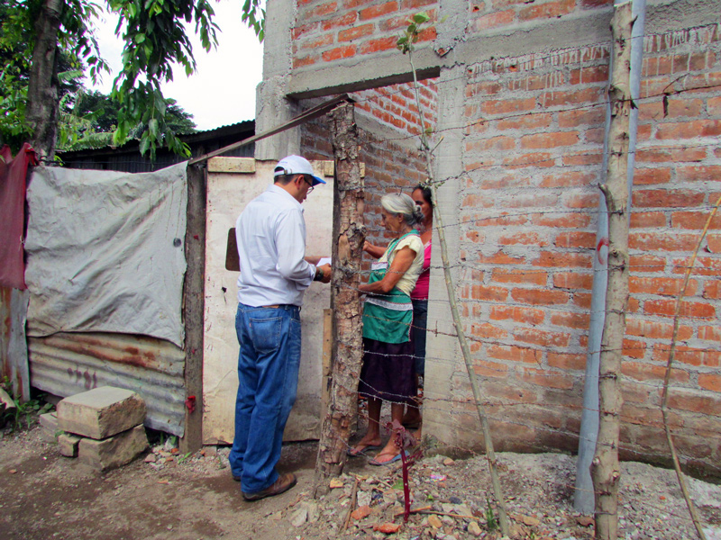 Técnico del ILP entrega invitación al acto de entrega de escrituras.