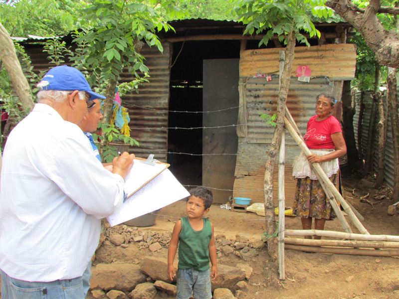 Técnico de la Unidad de Promoción del ILP realizó ayer la verificación de adjudicación de lotes en la comunidad “El Desvío”, en San Cayetano Istepeque, San Vicente.