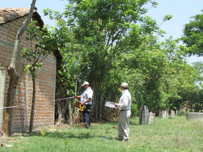 Técnicos del ILP realizaron la inspección de campo en la comunidad “Divina Providencia”, en Chalatenango. Durante el recorrido del inmueble se comparó la realidad física con el diseño del plano.