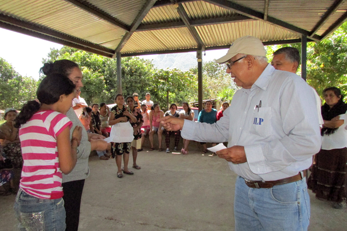 Técnico del ILP entrega invitación al acto de entrega de escrituras.