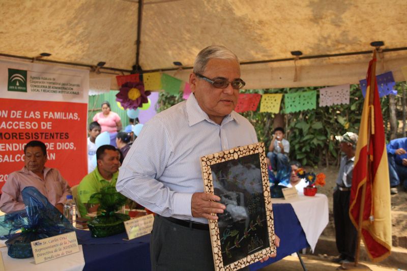 El representante del ILP, Lic. Mario Morán, recibió de parte de las familias de la Comunidad “Bendición de Dios” un reconocimiento por el proceso de legalización ejecutado.