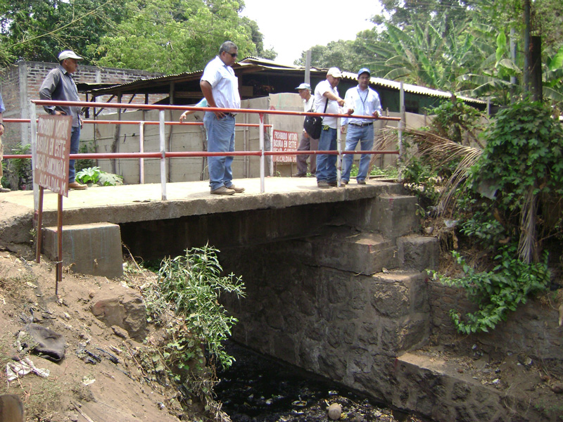 Verificación del levantamiento topográfico de los proyectos “Barrio Concepción” y “San Antonio Sur 1”. Durante el recorrido se verificó el levantamiento de infraestructura, obras de paso, canaletas, viviendas y verificación de colindantes de cada propiedad.