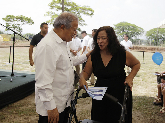 El Presidente de la República, Profesor Salvador Sánchez Cerén, entrega título de propiedad a las señora Blanca Alicia Burgos Moncler, una de las 110 familias beneficiadas del municipio de Guazapa.