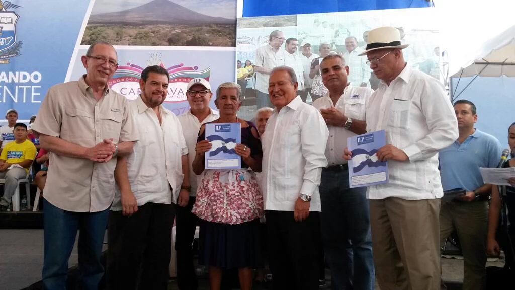 Presidente de la República, Salvador Sánchez Cerén entregó título de propiedad junto a titulares del VMVDU, CNR, CEPA, FONAVIP e ILP a unas de las 65 familias beneficiadas con la desafectación de tramos ferroviarios declarados en desuso en San Miguel.