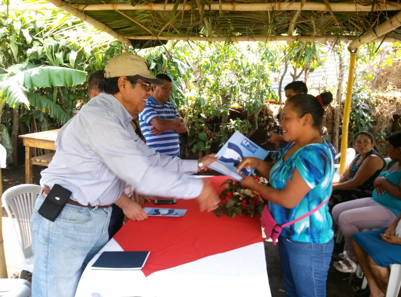 El Instituto de Legalización de la Propiedad entregó a 20 familias de la Comunidad “El Canelo”, ubicada en el municipio de Nahuizalco y a 15 familias de la Comunidad “Los Ángeles”, su título de propiedad que los acredita como legítimos propietarios de la tierra en la que habitan.