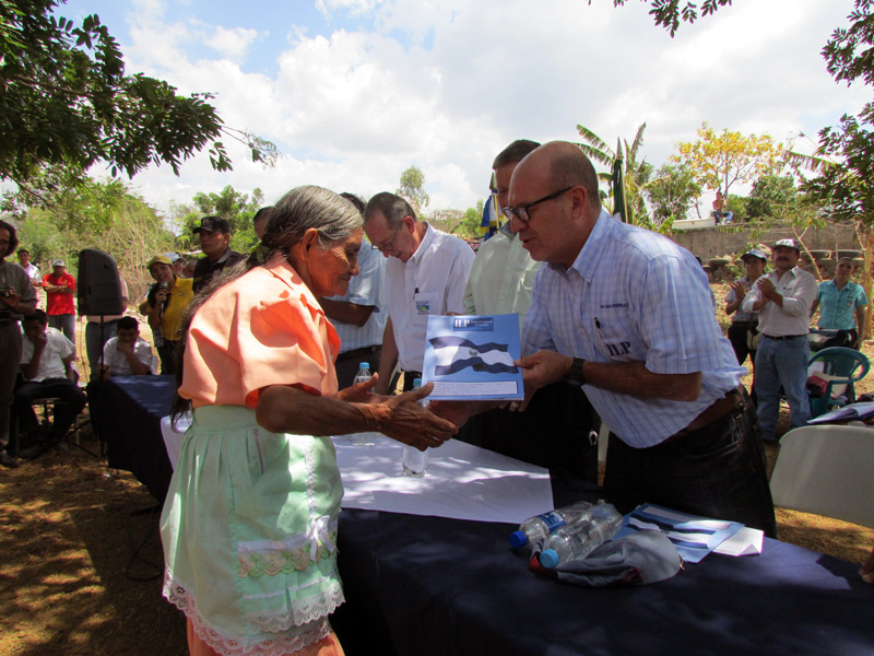 Director Ejecutivo del ILP, Ing. David Henríquez, entrega título de propiedad a una de las 183 familias de la Lotificación “Nuevo Amanecer” en San Francisco Gotera.