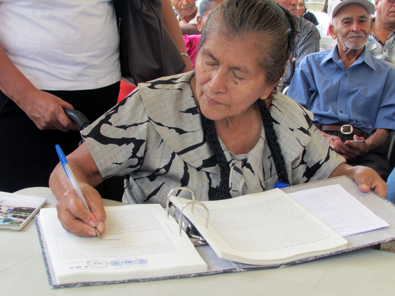 299 familias de la Comunidad “Santa Gertrudis”, en San Martín, firmaron su escritura de propiedad, paso previo a la entrega definitiva del documento.