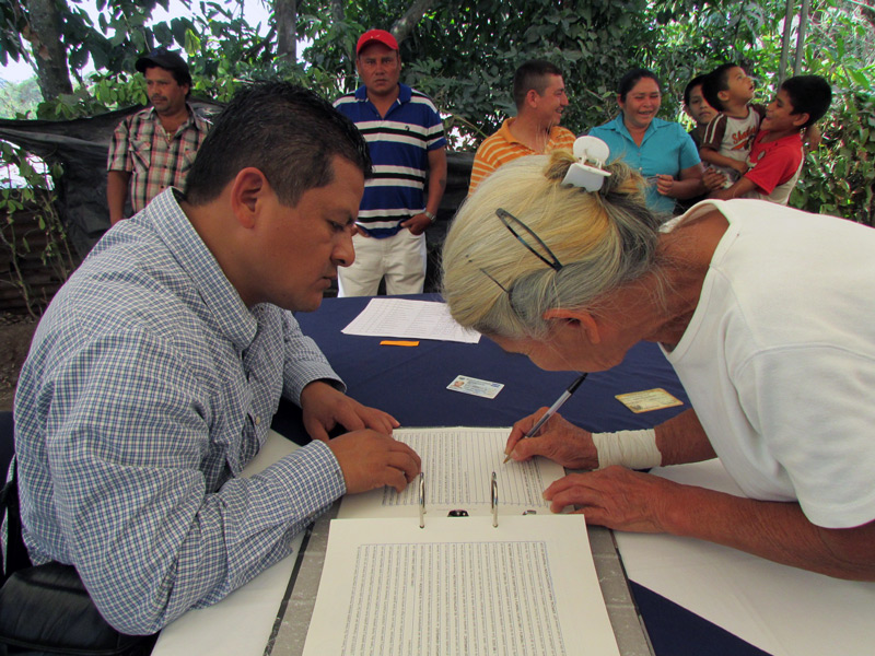 42 familias de la Comunidad Amayito, del municipio y departamento de Santa Ana firmaron su título de propiedad. Este es paso previo a la entrega  de escrituras, con ello más familias salvadoreñas viven con seguridad jurídica de la tierra en la que habitan.